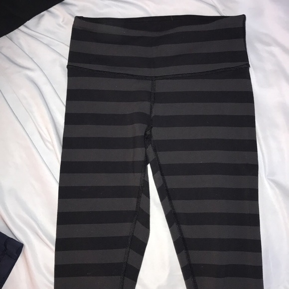 Lululemon leggings size 4 - Picture 2 of 3
